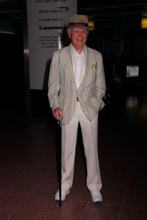 Framed Print : Sir John Mills Actor April 98 Arriving at Heathrow tovist family and friends