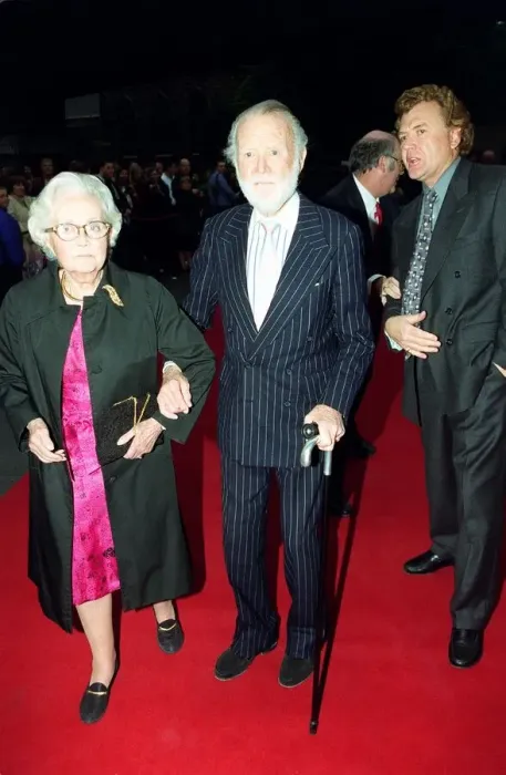 Framed Print : Sir John Mills Actor July 98 Arriving for the premiere of Doctor Doolittle