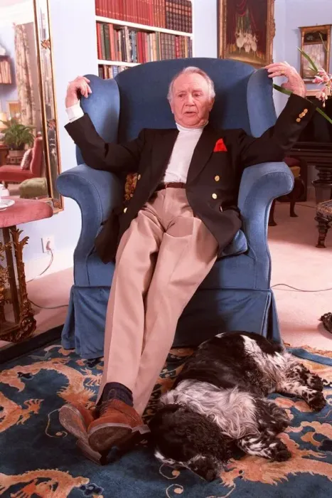 Framed Print : SIR JOHN MILLS IN PHOTO SHOOT AT HIS HOME SITTING IN ARMCHAIR WITH BOOKCASE AS BACKGROUND Framed Print : SIR JOHN MILLS IN PHOTO SHOOT AT HIS HOME SITTING IN ARMCHAIR WITH BOOKCASE AS BACKGROUND