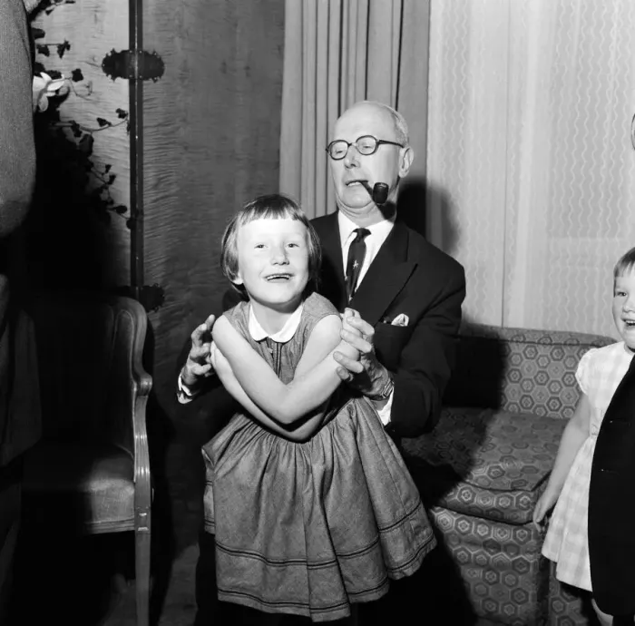 Framed Print : Sir John Wolfenden playing with 6 year old Belinda Agard at The Savoy