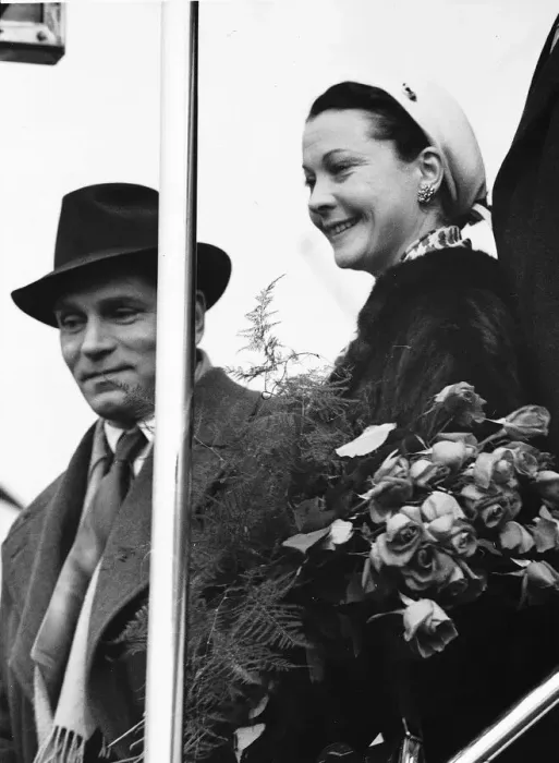 Framed Print : Sir Laurence Olivier actor and wife Vivien Leigh actress arriving at London Airport
