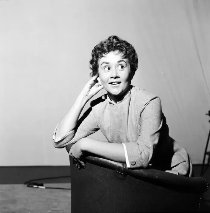 Framed Print : Sir Laurence Olivier rehearses wih his new leading lady Joan Plowright in John Framed Print : Sir Laurence Olivier rehearses wih his new leading lady Joan Plowright in John