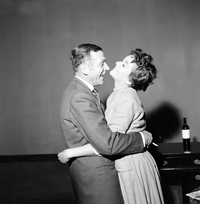 Framed Print : Sir Laurence Olivier rehearses wih his new leading lady Joan Plowright in John Framed Print : Sir Laurence Olivier rehearses wih his new leading lady Joan Plowright in John