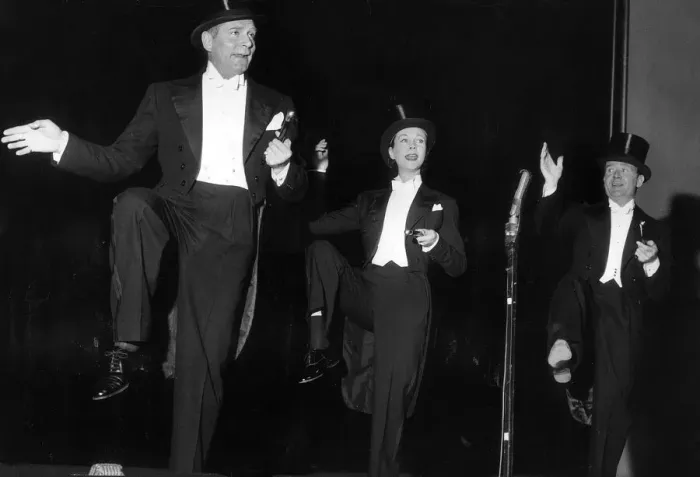Framed Print : Sir Laurence Olivier, Vivien Leigh and John Mills in the 1956 Royal Variety Show Framed Print : Sir Laurence Olivier, Vivien Leigh and John Mills in the 1956 Royal Variety Show
