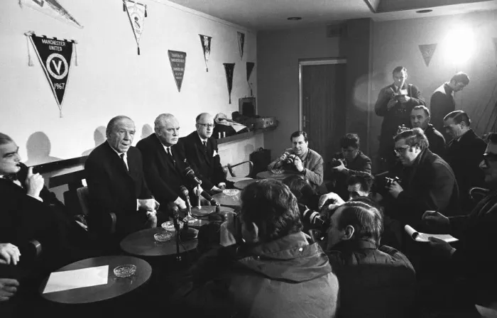 Framed Print : Sir Matt Busby, announces his resignation as Manager of Manchester United at press