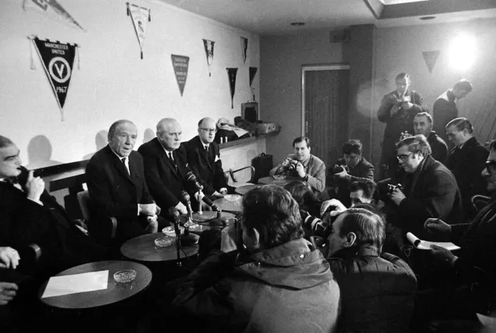 Framed Print : Sir Matt Busby, announces his resignation as Manager of Manchester United at press Framed Print : Sir Matt Busby, announces his resignation as Manager of Manchester United at press