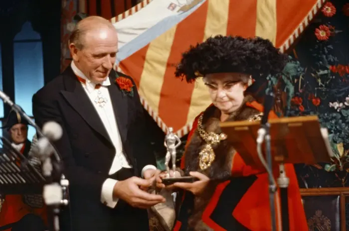Framed Print : Sir Matt Busby granted freedom of Manchester from Lord Mayor Alderman Framed Print : Sir Matt Busby granted freedom of Manchester from Lord Mayor Alderman