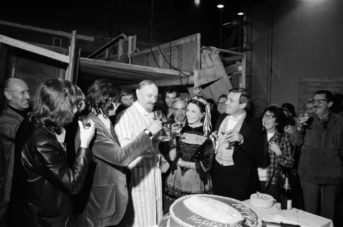 Framed Print : Sir Ralph Richardson celebrates his 70th birthday on the film set of A Doll