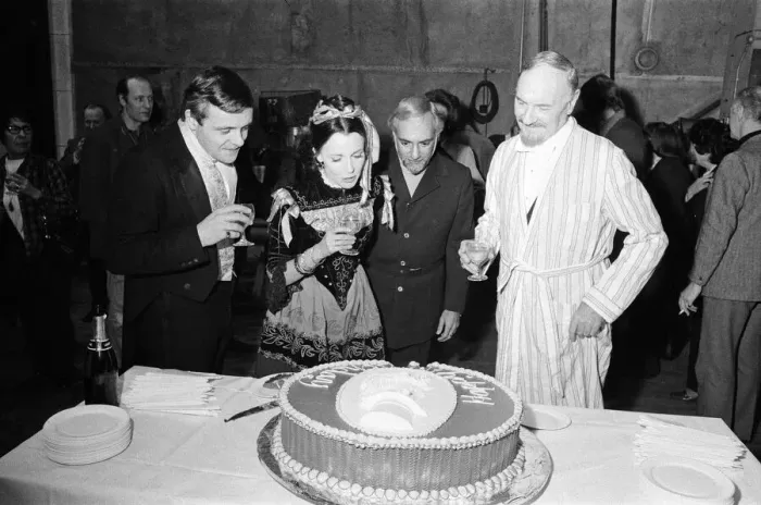 Framed Print : Sir Ralph Richardson celebrates his 70th birthday on the film set of A Doll