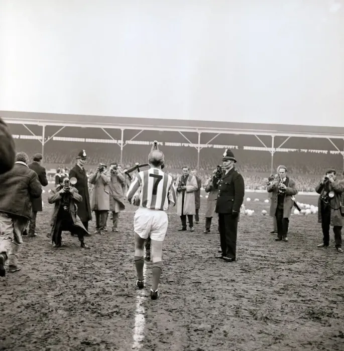 Framed Print : Sir Stanley MatthewsOs 1965 testimonial football match held on the 28th April 1965