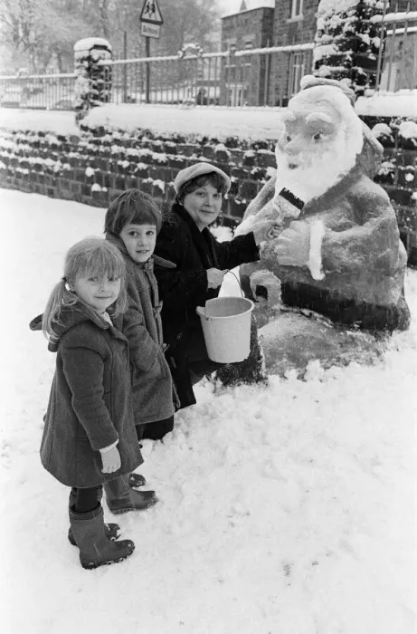 Framed Print : Skelmanthorpe First School pupils admire a snow sculpture of Father Christmas by Karen Framed Print : Skelmanthorpe First School pupils admire a snow sculpture of Father Christmas by Karen