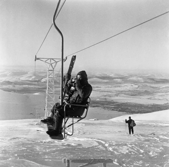 Framed Print : Skiers in the Cairngorms, a mountain range in the eastern Highlands of Scotland
