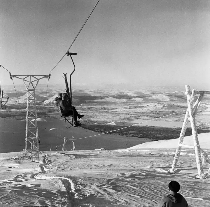 Framed Print : Skiers in the Cairngorms, a mountain range in the eastern Highlands of Scotland Framed Print : Skiers in the Cairngorms, a mountain range in the eastern Highlands of Scotland