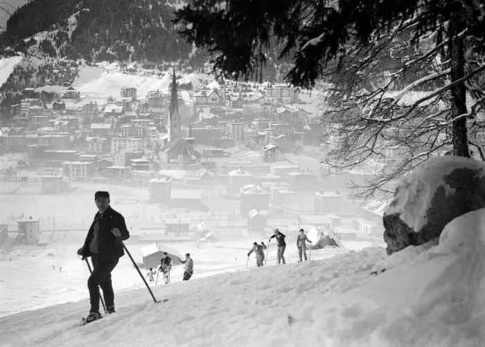 Framed Print : Skiing on the slopes of the mountains in Switzerland A©Mirrorpix Framed Print : Skiing on the slopes of the mountains in Switzerland A©Mirrorpix