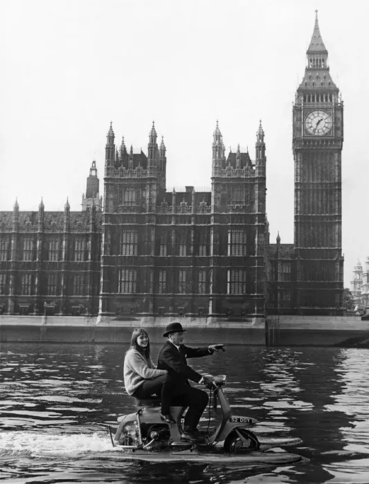 Framed Print : Skipper Hornsby and Stella scoot up the Thames at a fair rate of knots on their scooter