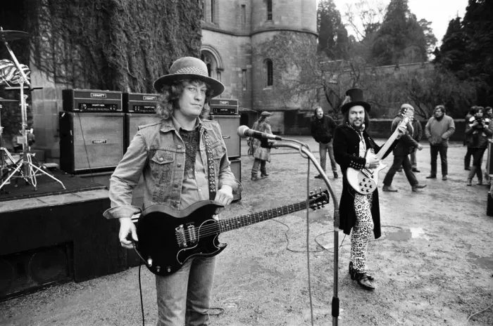 Framed Print : Slade (Dave Hill and Noddy Holder) filming a new video at Eastnor Castle, near Ledbury