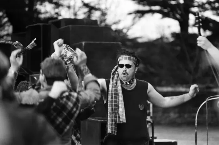 Framed Print : Slade filming a new video at Eastnor Castle, near Ledbury. 26th January 1984