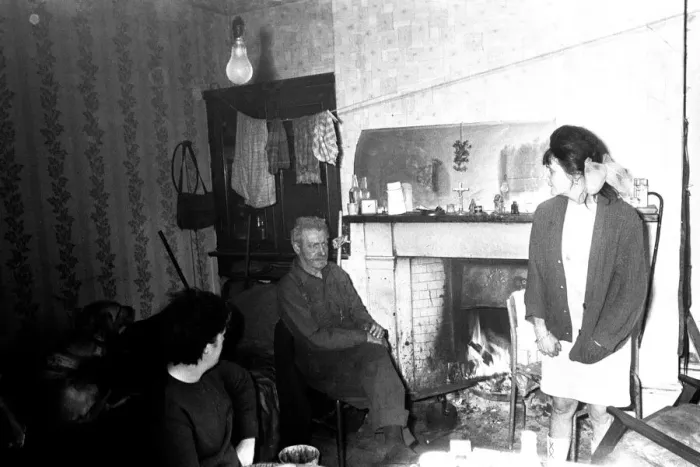 Framed Print : Slum and derelict housing in the West end of Newcastle 1 May 1970 - Slums The Interior of