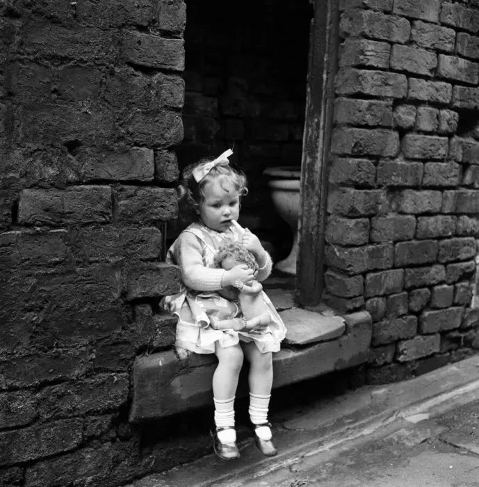 Framed Print : Slum housing in Everton, Liverpool. Diane McCardle is two and a half years old Framed Print : Slum housing in Everton, Liverpool. Diane McCardle is two and a half years old