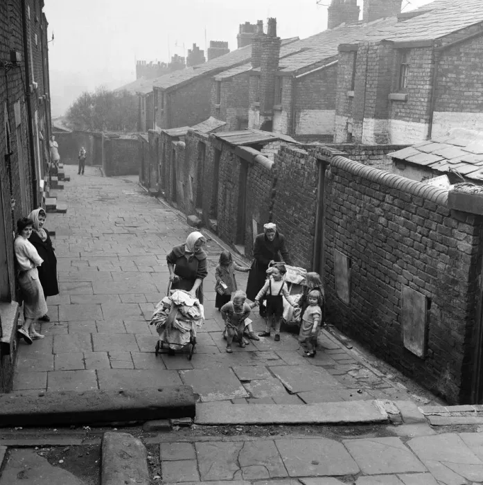 Framed Print : Slum housing in Everton, Liverpool. 3rd April 1960 Framed Print : Slum housing in Everton, Liverpool. 3rd April 1960