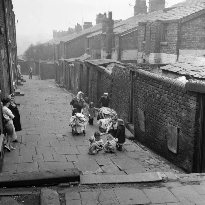 Framed Print : Slum housing in Everton, Liverpool. 3rd April 1960 Framed Print : Slum housing in Everton, Liverpool. 3rd April 1960
