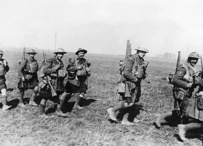 Framed Print : Smiling Jocks'from Scottish Highland Regiments 1918 on their way to new Framed Print : Smiling Jocks'from Scottish Highland Regiments 1918 on their way to new