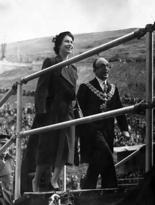 Framed Print : The smiling Queen, escorted by Lord Mayor of Birmingham Framed Print : The smiling Queen, escorted by Lord Mayor of Birmingham