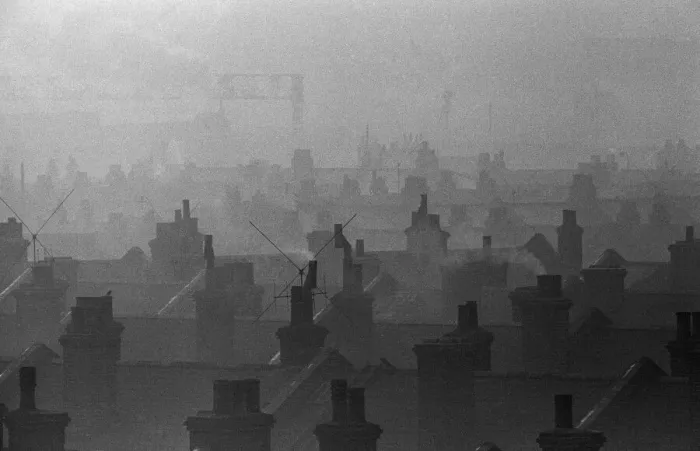 Framed Print : Smog caused by coal fires hangs over the roof tops of Battersea, London Framed Print : Smog caused by coal fires hangs over the roof tops of Battersea, London