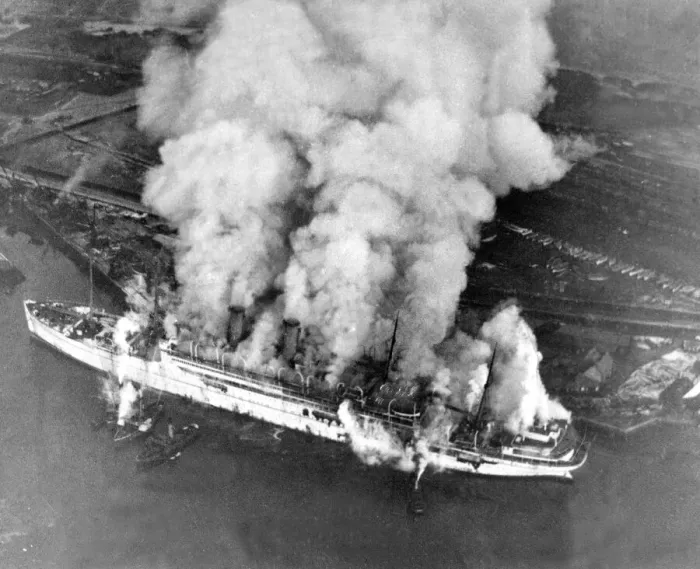 Framed Print : Smoke pouring from The Empress of Scotland ship at Blyth which was destroyed by fire