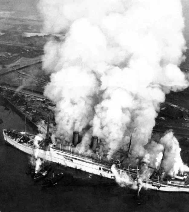 Framed Print : Smoke pouring from The Empress of Scotland ship at Blyth which was destroyed by fire Framed Print : Smoke pouring from The Empress of Scotland ship at Blyth which was destroyed by fire