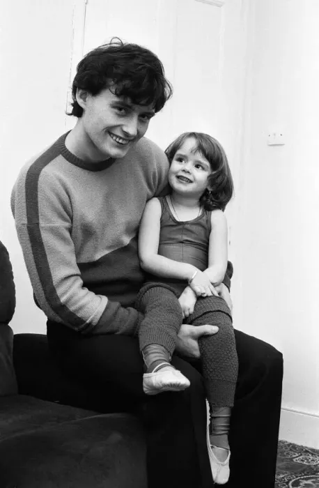 Framed Print : Snooker player Jimmy White with his three and a half year old daughter Lauren at home Framed Print : Snooker player Jimmy White with his three and a half year old daughter Lauren at home