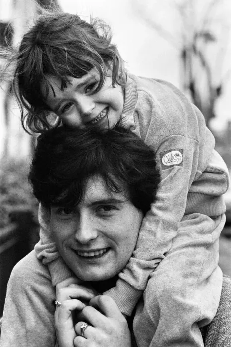 Framed Print : Snooker player Jimmy White with his three and a half year old daughter Lauren at home