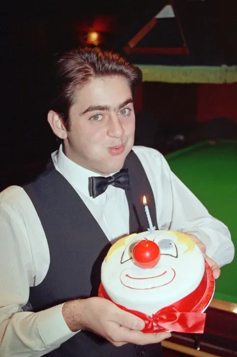 Framed Print : Snooker player Ronnie O Sullivan, pictured the day before his 16th birthday Framed Print : Snooker player Ronnie O Sullivan, pictured the day before his 16th birthday
