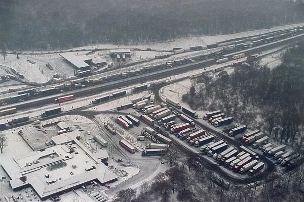 Snow hits the south as motorists and lorry drivers abandoned their vehicles on the M25