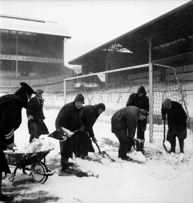 Framed Print : Snow Scene. Ground staff at White Hart Lane clearing the pitch for the FA Cup semi final Framed Print : Snow Scene. Ground staff at White Hart Lane clearing the pitch for the FA Cup semi final