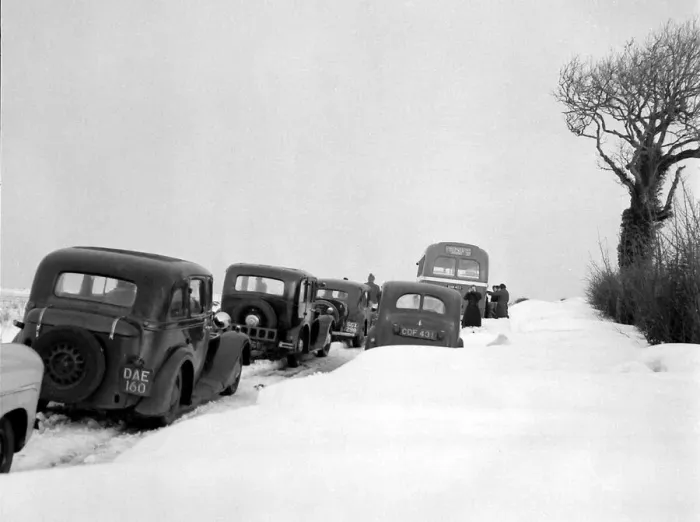 Framed Print : Snowed up roads in Bath - Stroud Road Traffic builds as cars are abandoned