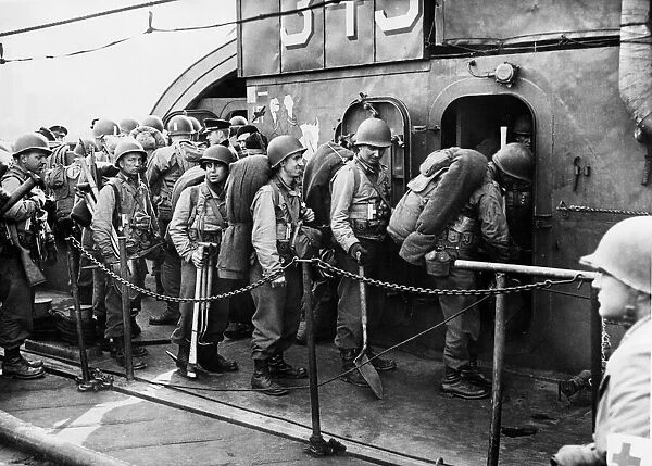Soldiers boarding LCI (Landing craft infantry) In an English port