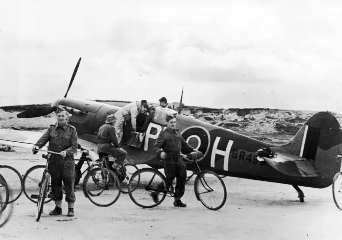Framed Print : Soldiers of the British Army who work on Maltas airfields making pens for aircraft