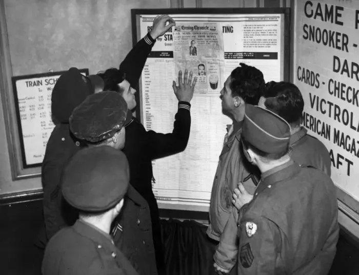 Framed Print : US soldiers catch up on the latest election news from back home at their base in Framed Print : US soldiers catch up on the latest election news from back home at their base in