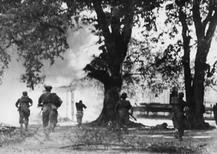 Framed Print : Soldiers in combat during Second World War, Burma. 13th February 1945 Framed Print : Soldiers in combat during Second World War, Burma. 13th February 1945