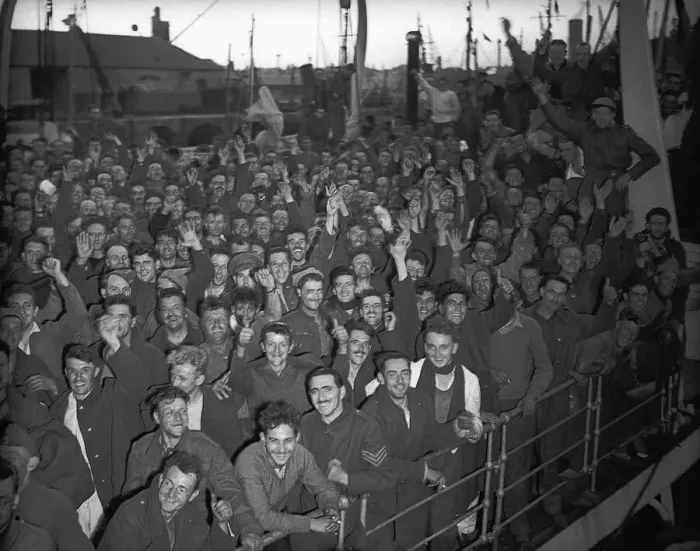 Framed Print : Soldiers crowded on board a ship returning from Dunkirk 4th June 1940 Framed Print : Soldiers crowded on board a ship returning from Dunkirk 4th June 1940