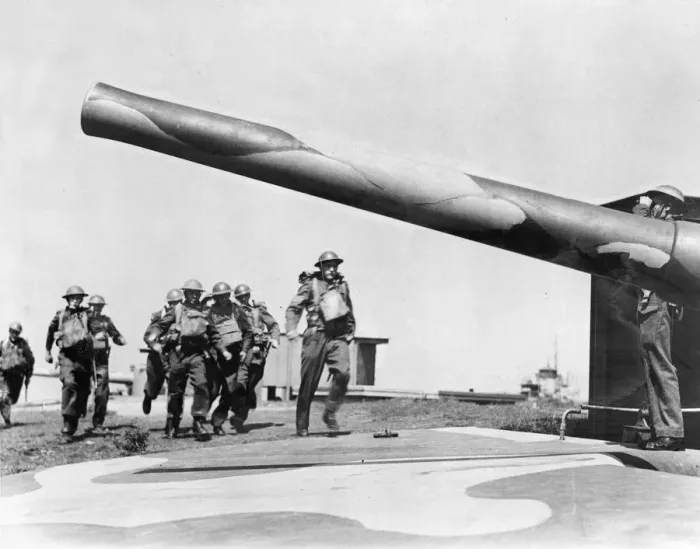 Framed Print : Soldiers manning one of the thousands of coastal defence guns against possible German Framed Print : Soldiers manning one of the thousands of coastal defence guns against possible German