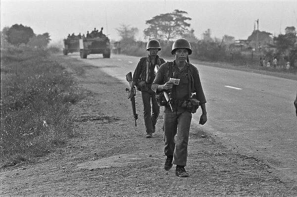 Soldiers of the South Vietnamese army advance on Viet Cong positions in Trang Bang just
