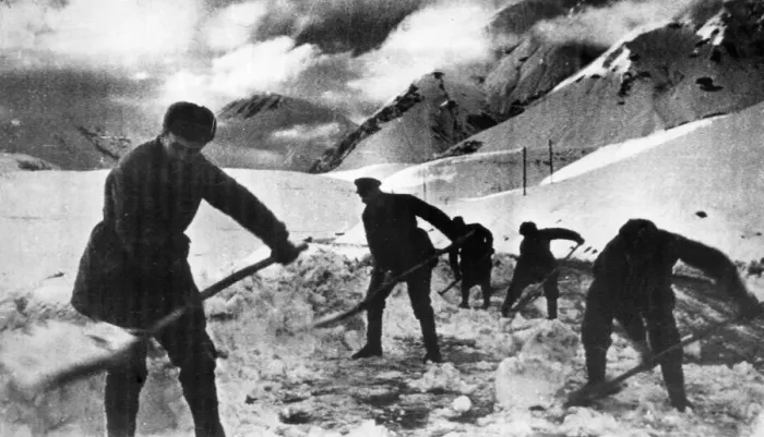 Framed Print : Soldiers of the Soviet Red Army, well wrapped up against the winter cold Framed Print : Soldiers of the Soviet Red Army, well wrapped up against the winter cold
