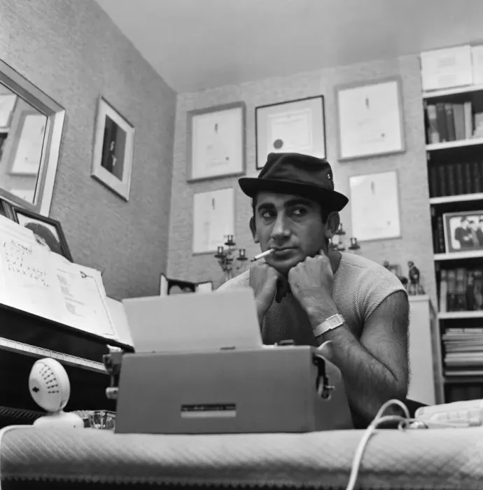 Framed Print : Songwriter and composer Lionel Bart in his flat in South Kensington Framed Print : Songwriter and composer Lionel Bart in his flat in South Kensington