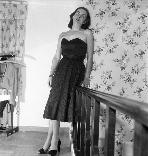 Sonia Holm - Actress. December 1952 C6057c-001