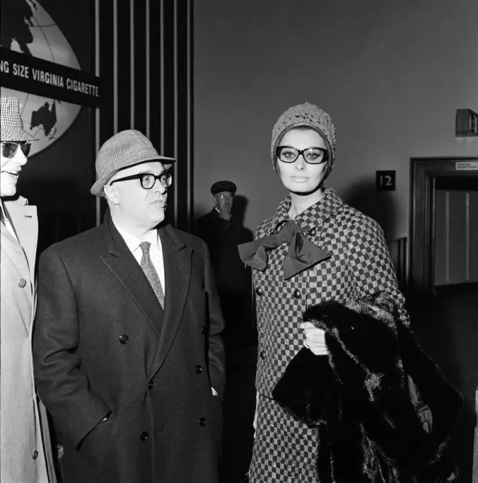 Framed Print : Sophia Loren arrives at London Airport from Italy to attend the Gala World Premier of