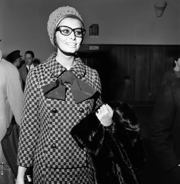 Framed Print : Sophia Loren arrives at London Airport from Italy to attend the Gala World Premier of