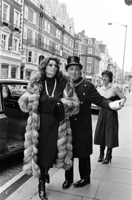 Framed Print : Sophia Loren arriving at Claridges Hotel, London. 25th March 1979