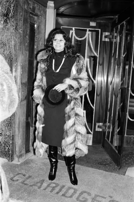 Framed Print : Sophia Loren arriving at Claridges Hotel, London. 25th March 1979 Framed Print : Sophia Loren arriving at Claridges Hotel, London. 25th March 1979